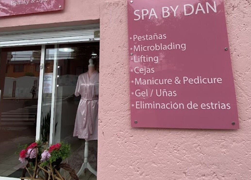 Fachada rosa de SPA BY DAN en Ciudad De México, MX. Ofrecen pestañas, microblading, lifting y más.