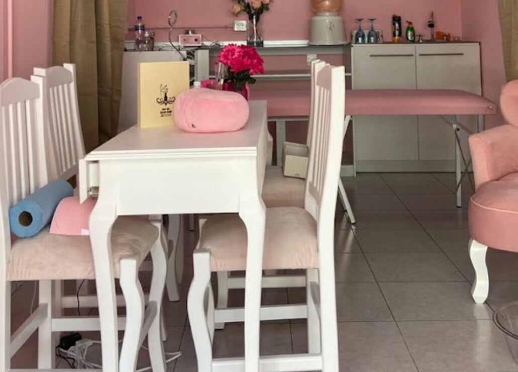 Sala de SPA BY DAN, Ciudad De México con decoración rosa y sillas blancas elegantes.