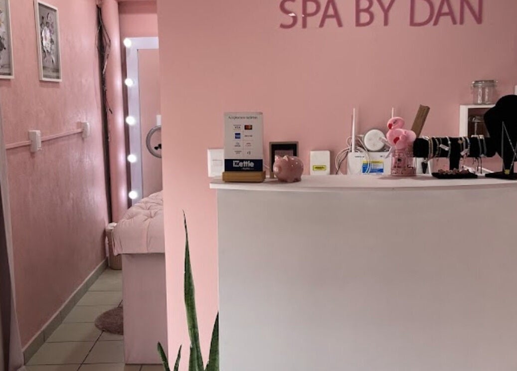 Recepción cálida de SPA BY DAN en Ciudad De México, MX, decorada en tonos rosados con joyería y accesorios.