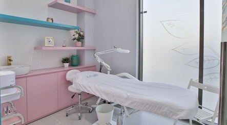 Relaxing treatment room at Refresh Hair & Beauty Bar, Dubai, Dubai, AE with pastel decor and modern furnishings.