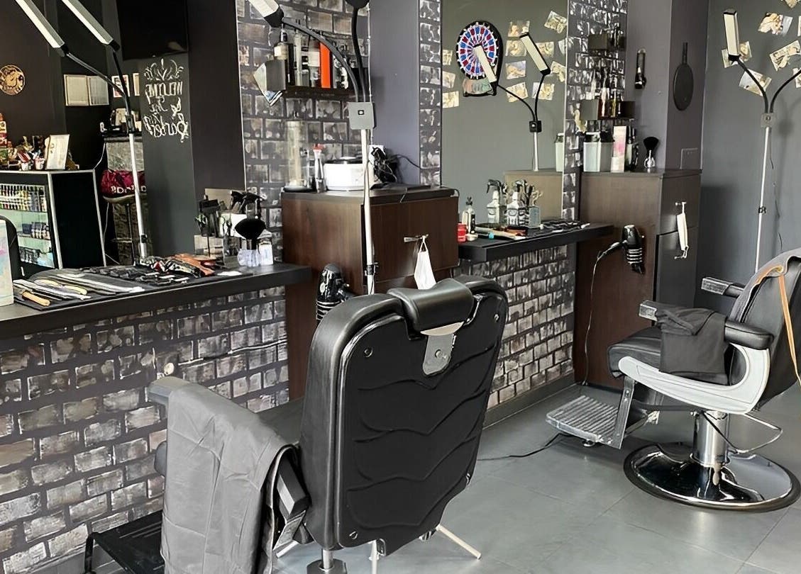 Модерен интериор на King Barber, София, София, BG. Стилна бръснарска обстановка в градски стил.