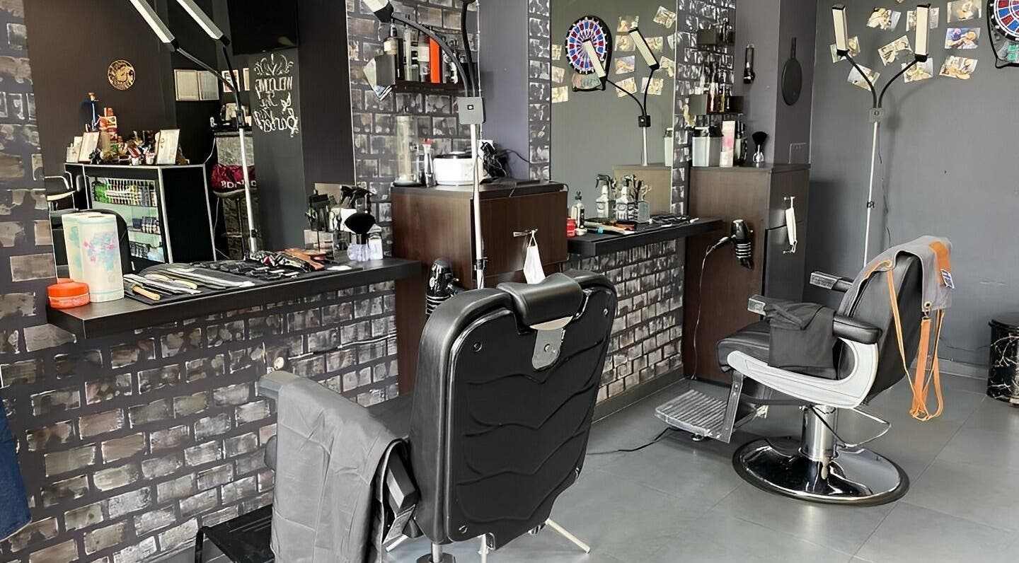 Модерен интериор на King Barber, София, София, BG. Стилна бръснарска обстановка в градски стил.