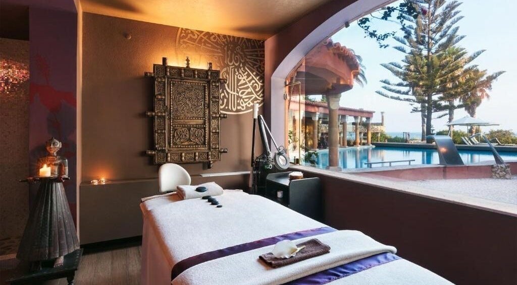 Sala de spa em Vivenda Miranda, Lagos, Faro, PT, com vista para piscina e decoração relaxante.