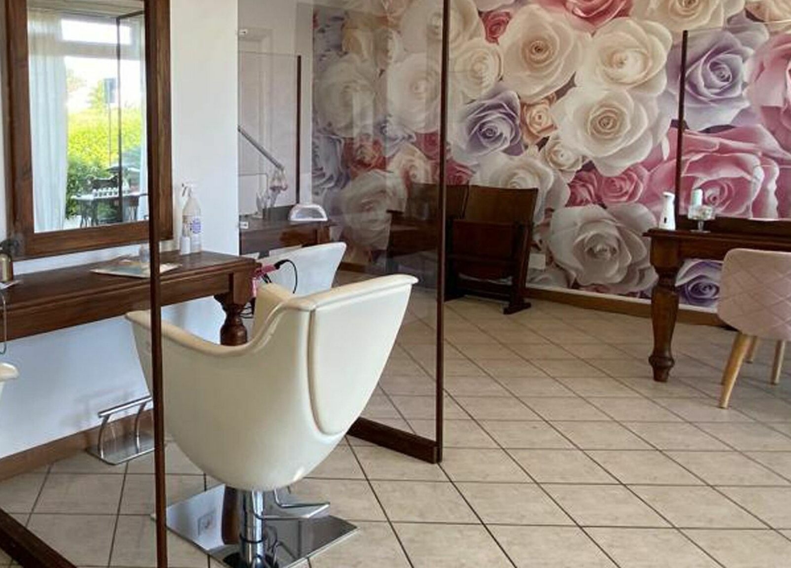 Interno elegante di Salone Ninè a Pomezia, Lazio, IT con decorazioni floreali.