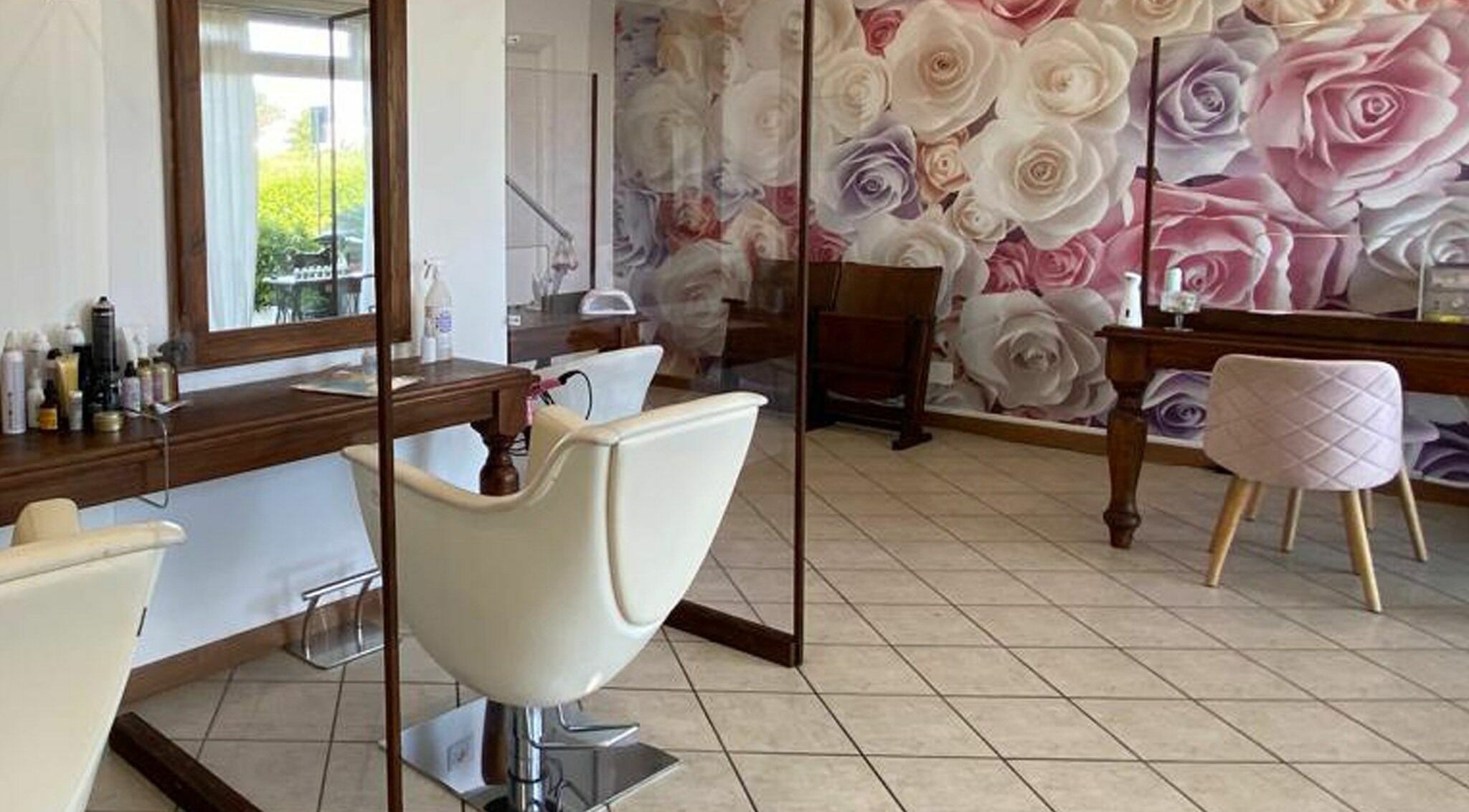 Interno elegante di Salone Ninè a Pomezia, Lazio, IT con decorazioni floreali.