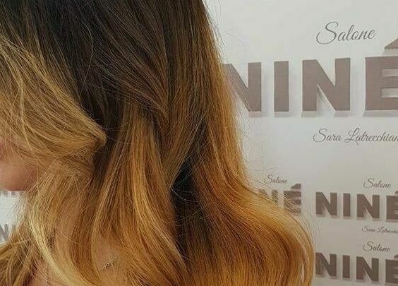 Acconciatura liscia con riflessi biondi al Salone Ninè, Pomezia, Lazio, IT.