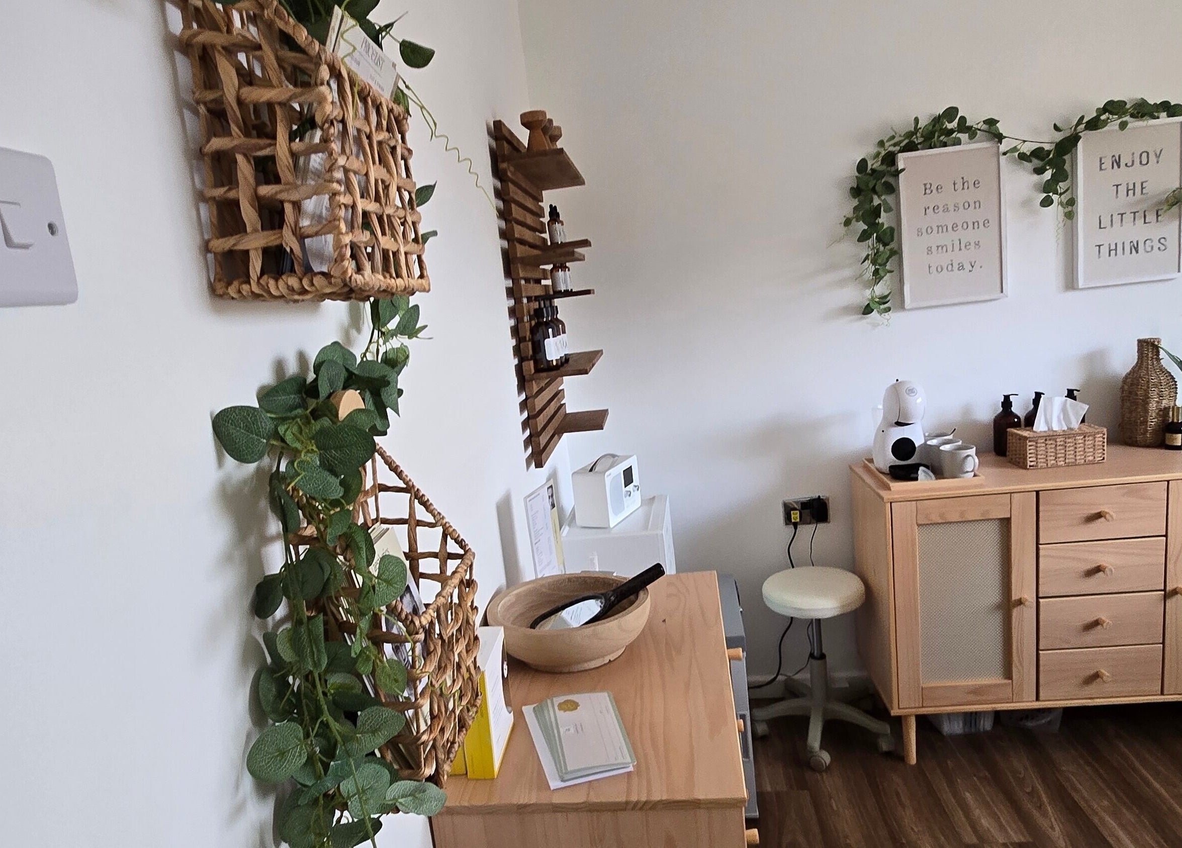U Aesthetics in South Elmsall, England. A calming beauty treatment room with natural decor and soothing ambiance.