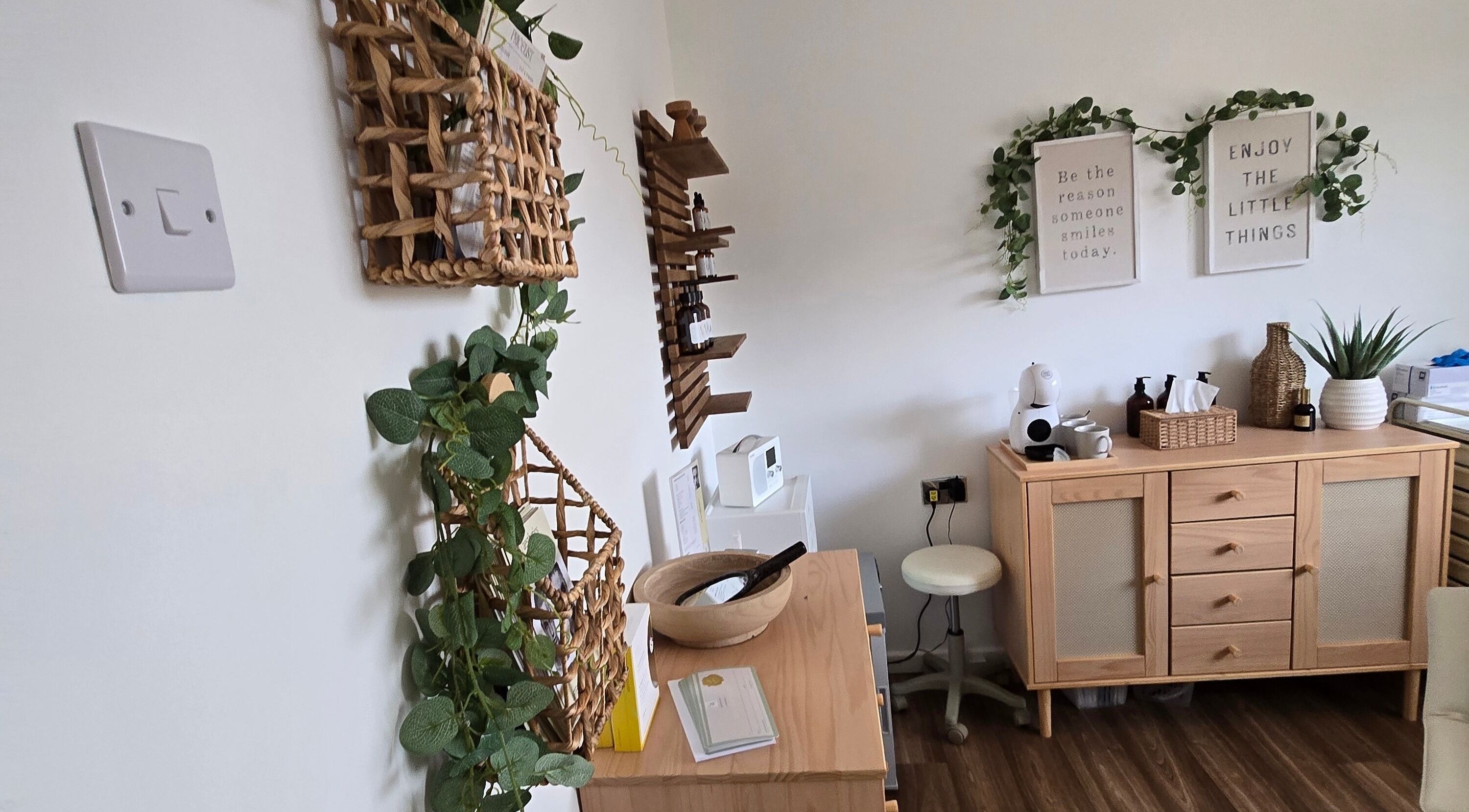 U Aesthetics in South Elmsall, England. A calming beauty treatment room with natural decor and soothing ambiance.