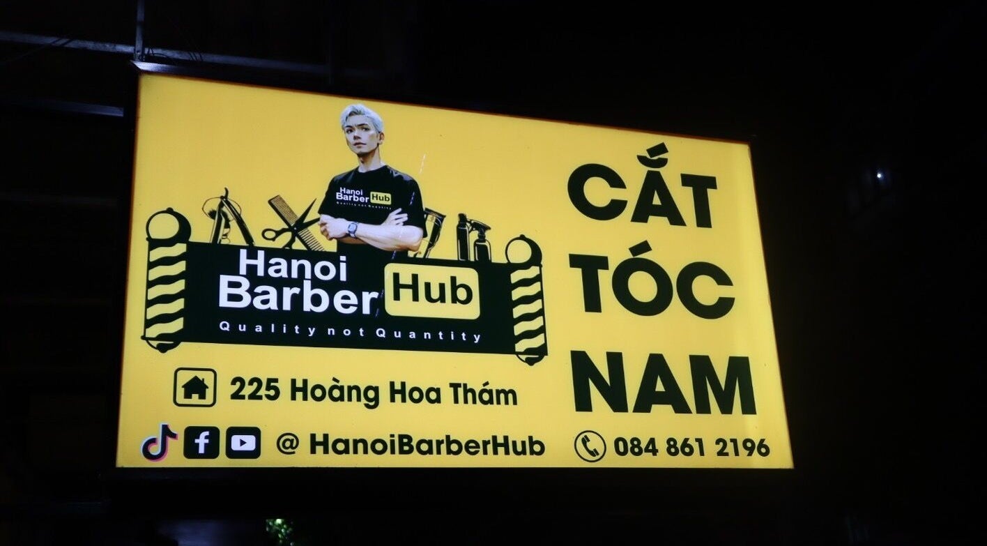 Biển hiệu của HANOI BARBER HUB - TIỆM CẮT TÓC NAM tại HÀ NỘI, HÀ NỘI, VN, nổi bật với thiết kế hiện đại.