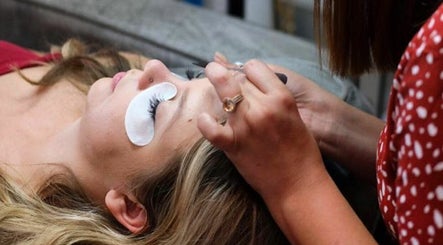 adb.lashes image 3