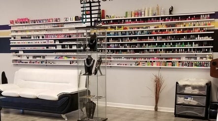 D’yVonne’s Nails and Beauty Bar imaginea 3