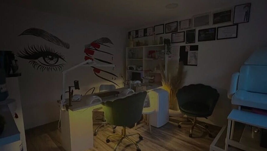 Šarmantan interijer studija Sugar Nails u Kunovec Breg, Koprivničko-križevačka Županija, HR, s umjetničkim zidom.