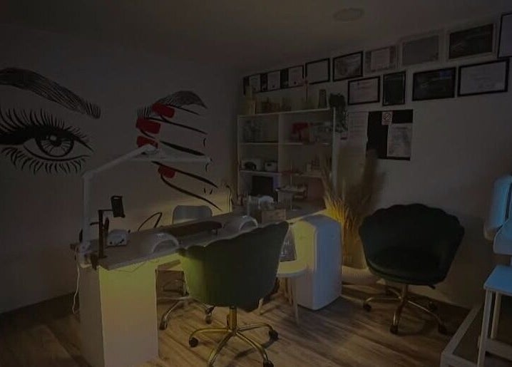 Šarmantan interijer studija Sugar Nails u Kunovec Breg, Koprivničko-križevačka Županija, HR, s umjetničkim zidom.