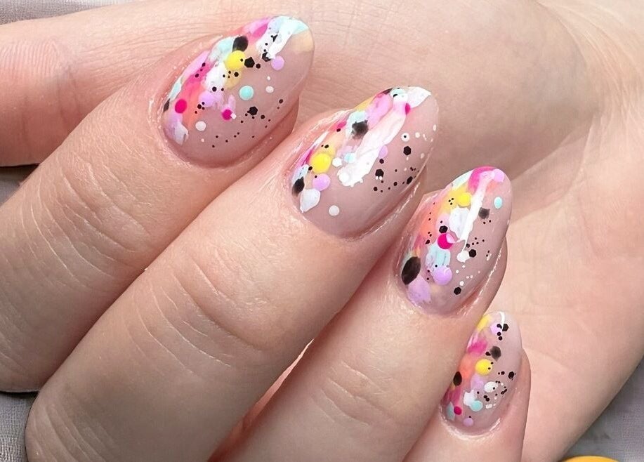 Šarena umjetnost noktiju u salonu Sugar Nails, Kunovec Breg, Koprivničko-križevačka Županija, HR.