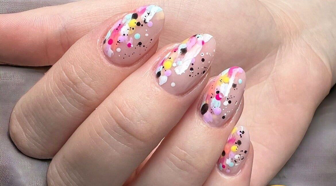 Šarena umjetnost noktiju u salonu Sugar Nails, Kunovec Breg, Koprivničko-križevačka Županija, HR.