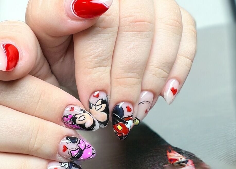 Očaravajući nail art s motivima Mickey Mouse u salonu Sugar Nails, Kunovec Breg, Koprivničko-križevačka Županija, HR.