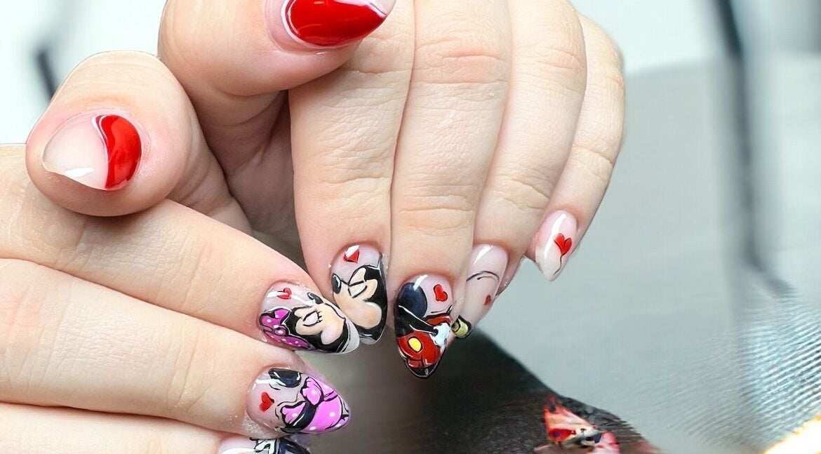 Očaravajući nail art s motivima Mickey Mouse u salonu Sugar Nails, Kunovec Breg, Koprivničko-križevačka Županija, HR.