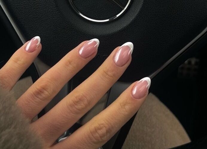 Francuska manikura u Sugar Nails, Kunovec Breg, Koprivničko-križevačka Županija, HR.