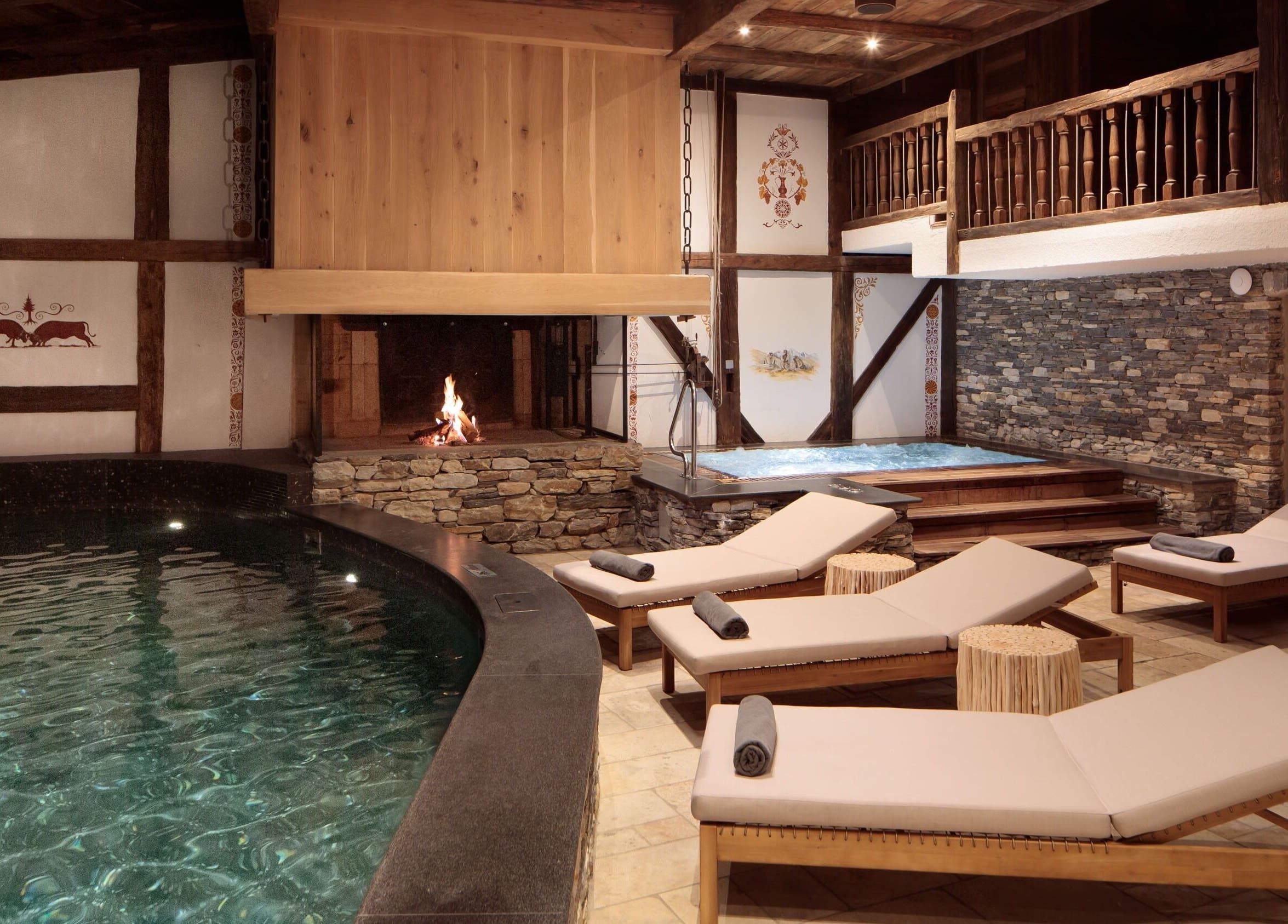 Espace détente avec piscine et chaises longues à L'Aïda Hôtel et Spa, Crans-Montana, Valais, CH.