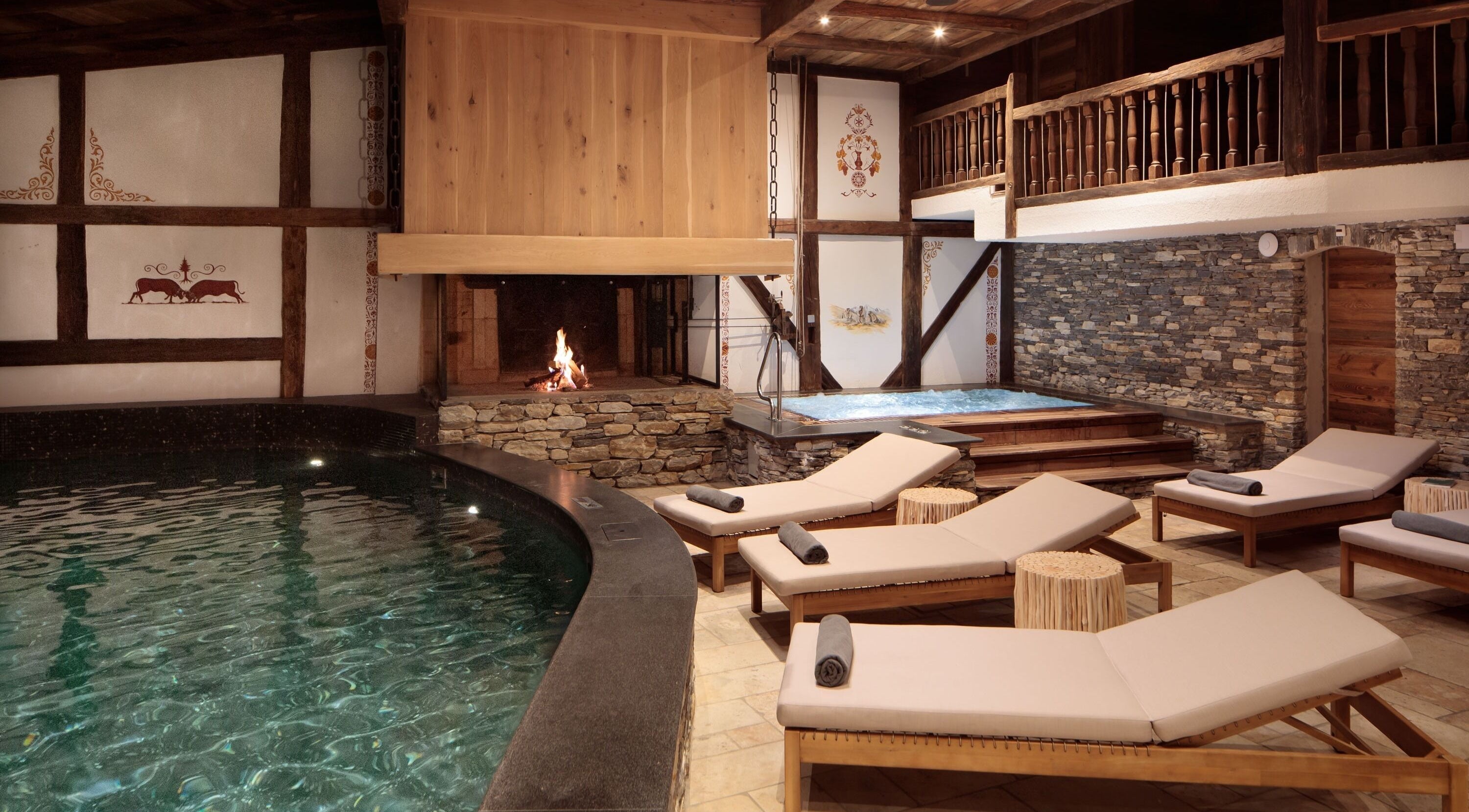 Espace détente avec piscine et chaises longues à L'Aïda Hôtel et Spa, Crans-Montana, Valais, CH.