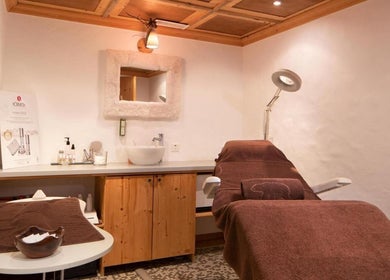 Salle de soins élégante à L'Alpage Spa, Crans-Montana, Valais, CH avec ambiance chaleureuse.