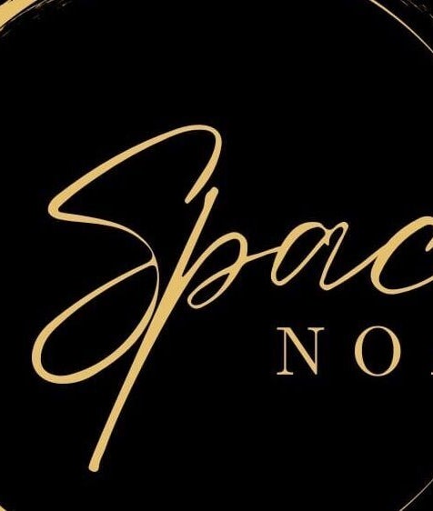 Logotipo elegante de Spacio Noah en negro y dorado, ubicado en Providencia, Región Metropolitana, CL.