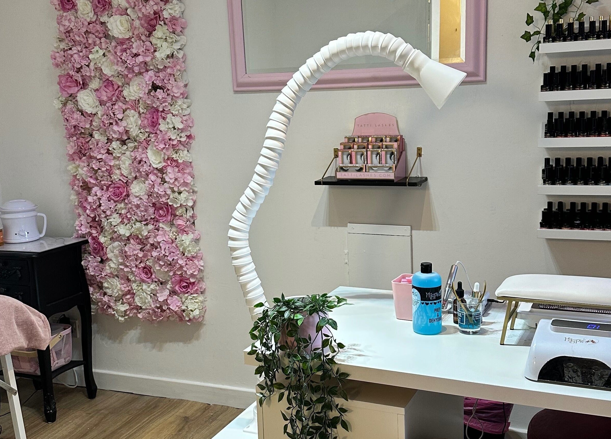 Nails By Hals (Hayley Robertson) in Alness, Scotland, GB, featuring a floral decor and nail polish display.