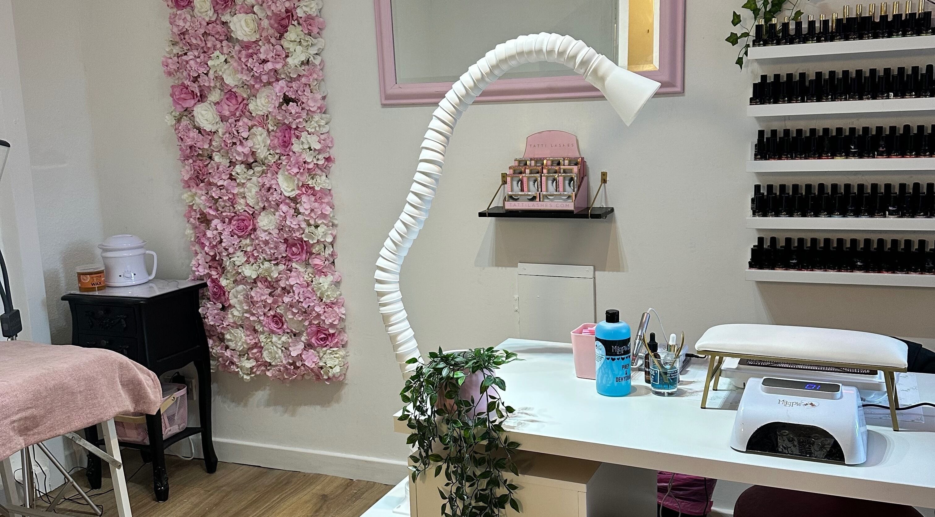 Nails By Hals (Hayley Robertson) in Alness, Scotland, GB, featuring a floral decor and nail polish display.