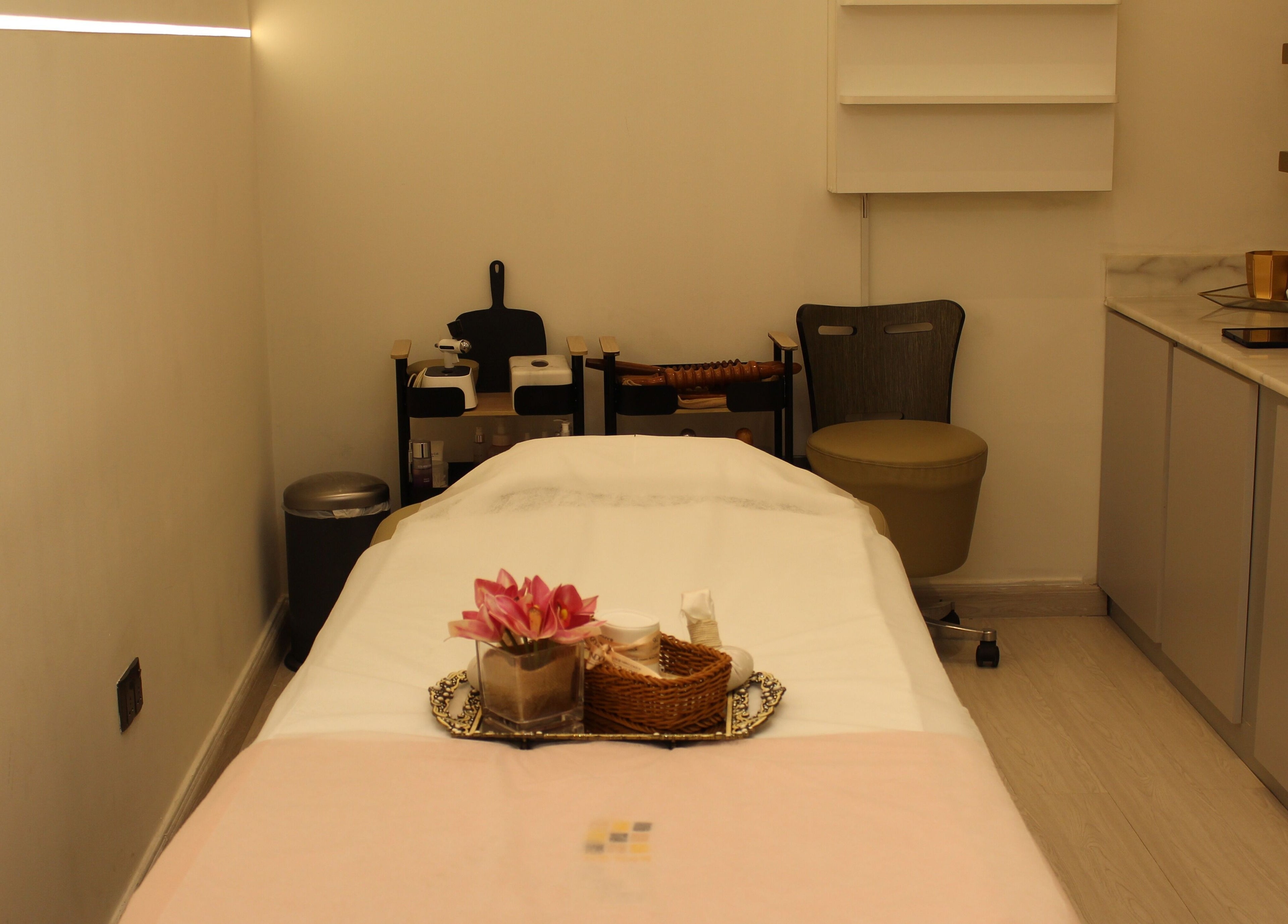 Elegant treatment room at Skin Glow Facial Center, Abu Dhabi, AE featuring a calming bed setup.