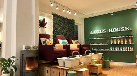 Koselig spa-lounge ved Lotus House Nail Spa i København K, Denmark, DK med luksuriøse stole og pedicure station.