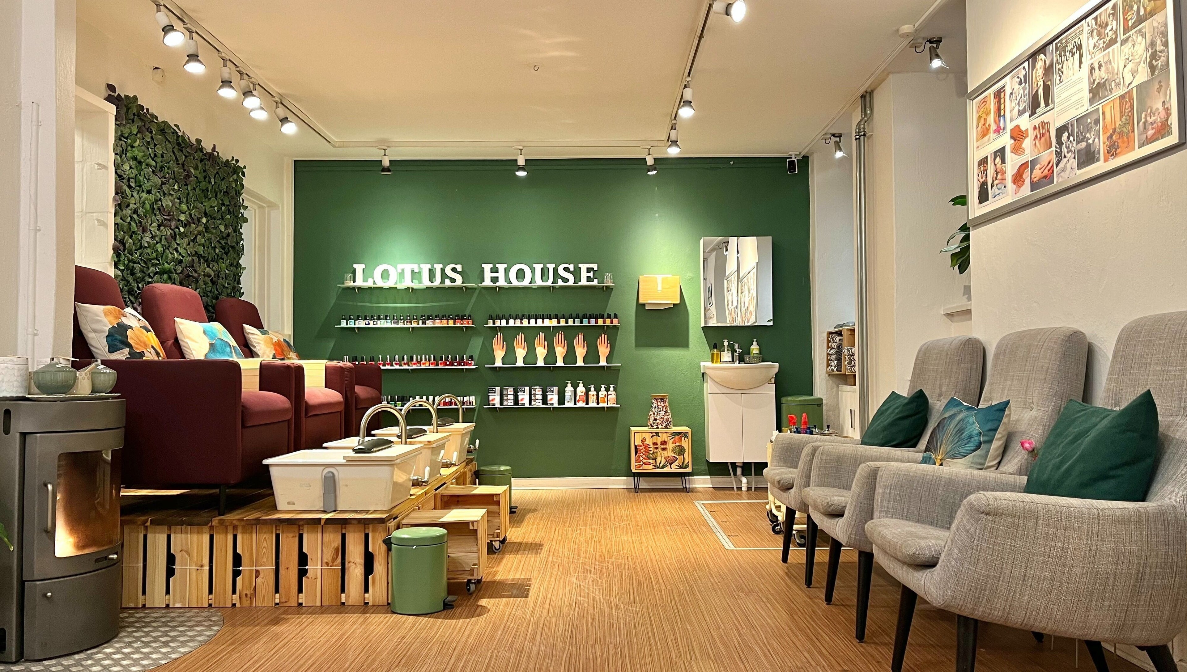 Elegant interiør i Lotus House Nail Spa, København K, Danmark, DK. Komfortable stole og grønne accenter.