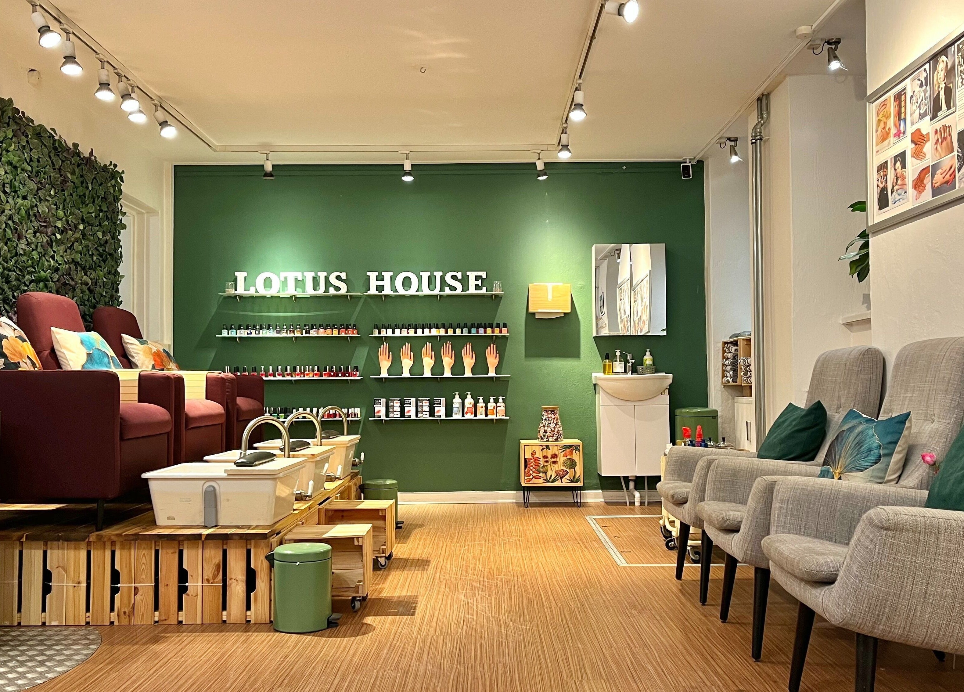 Elegant interiør i Lotus House Nail Spa, København K, Danmark, DK. Komfortable stole og grønne accenter.