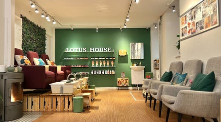 Elegant interiør i Lotus House Nail Spa, København K, Danmark, DK. Komfortable stole og grønne accenter.