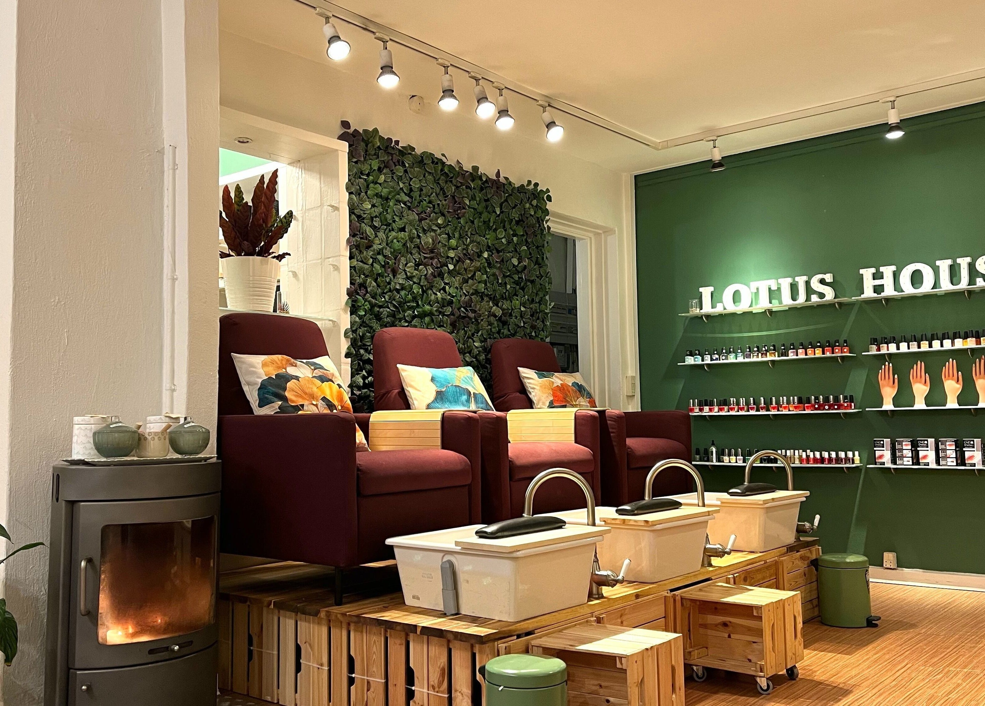 Indretning af Lotus House Nail Spa i København K, Denmark med komfortable stole og neglelak udstilling.