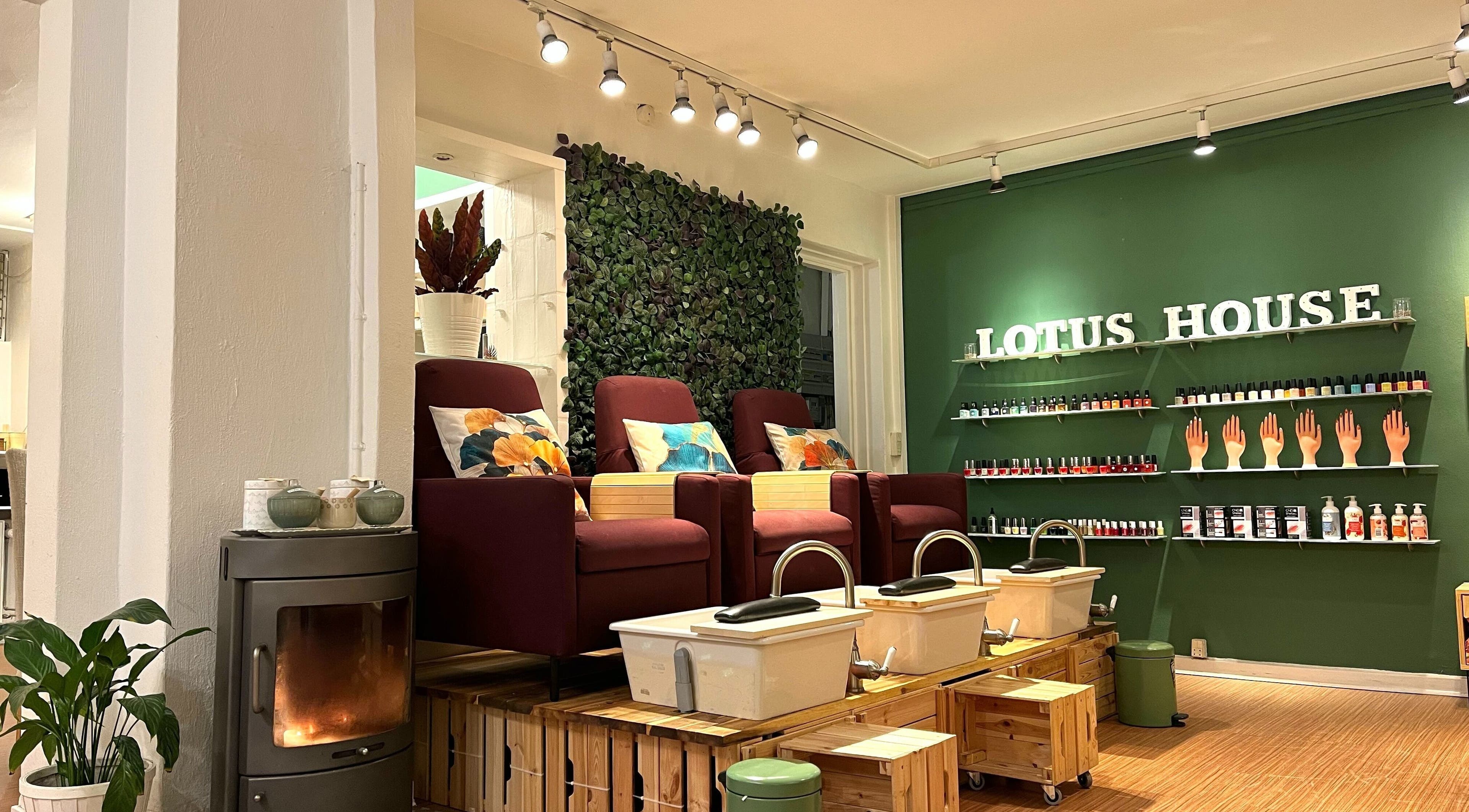 Indretning af Lotus House Nail Spa i København K, Denmark med komfortable stole og neglelak udstilling.