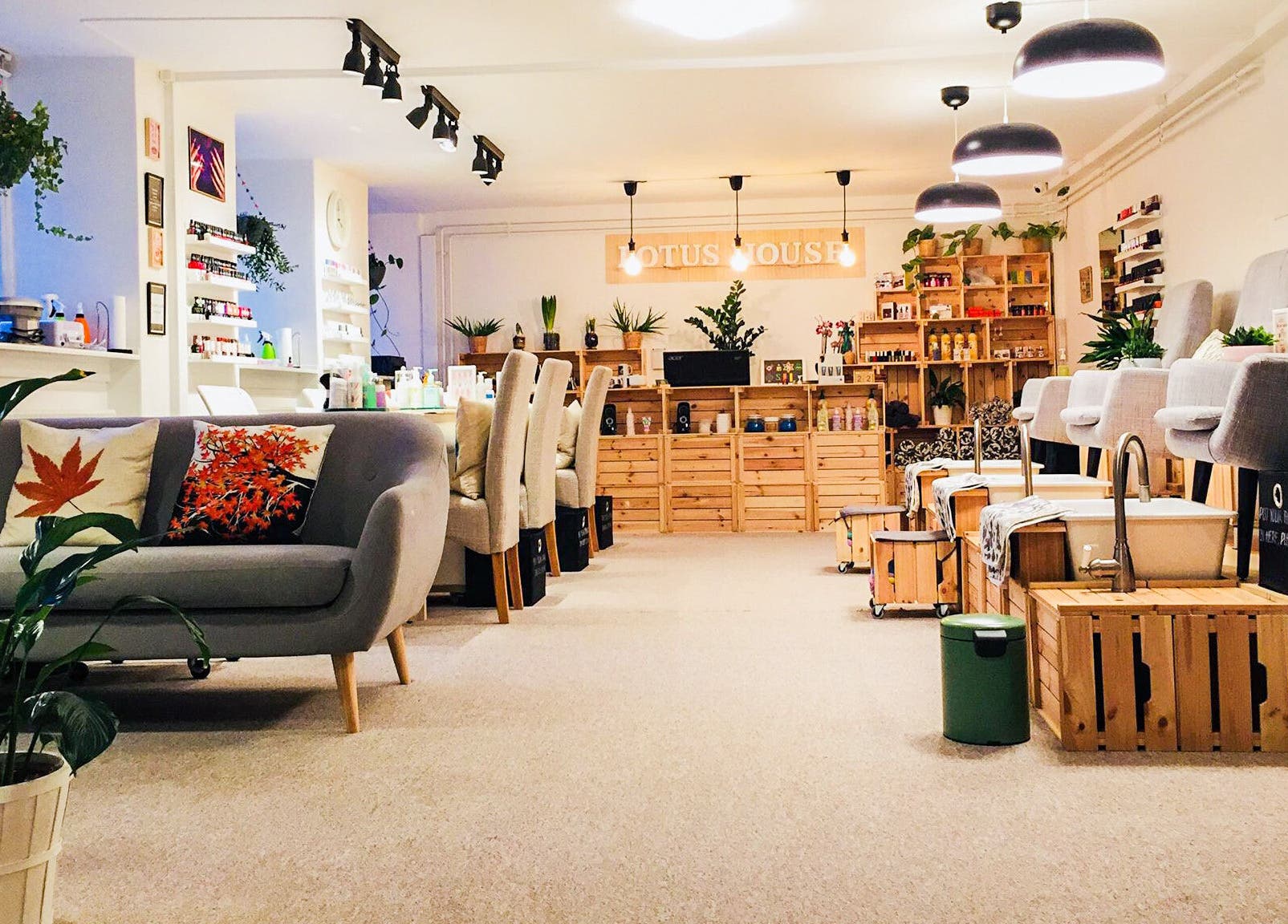 Moderne og indbydende interiør hos Lotus House Nail Spa i København K, Denmark, DK.