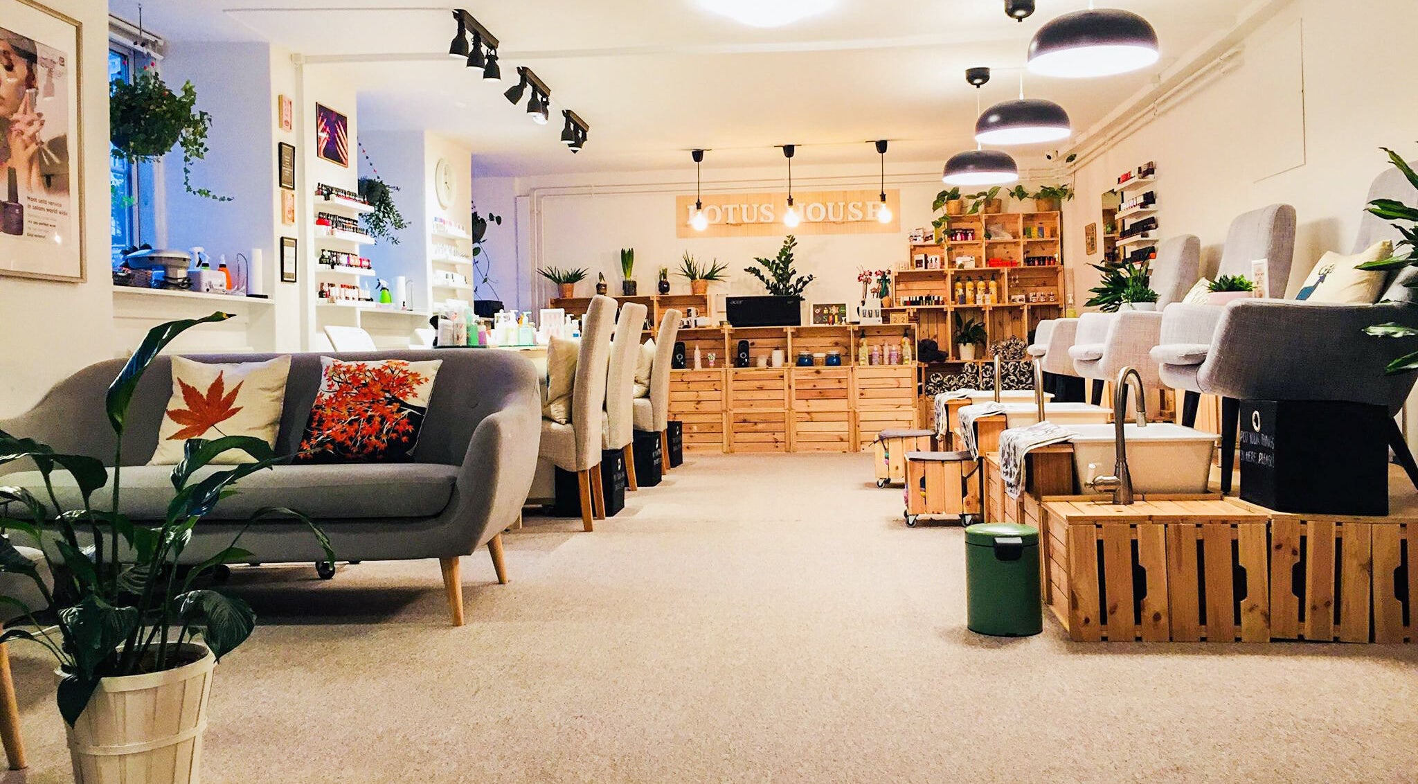 Moderne og indbydende interiør hos Lotus House Nail Spa i København K, Denmark, DK.
