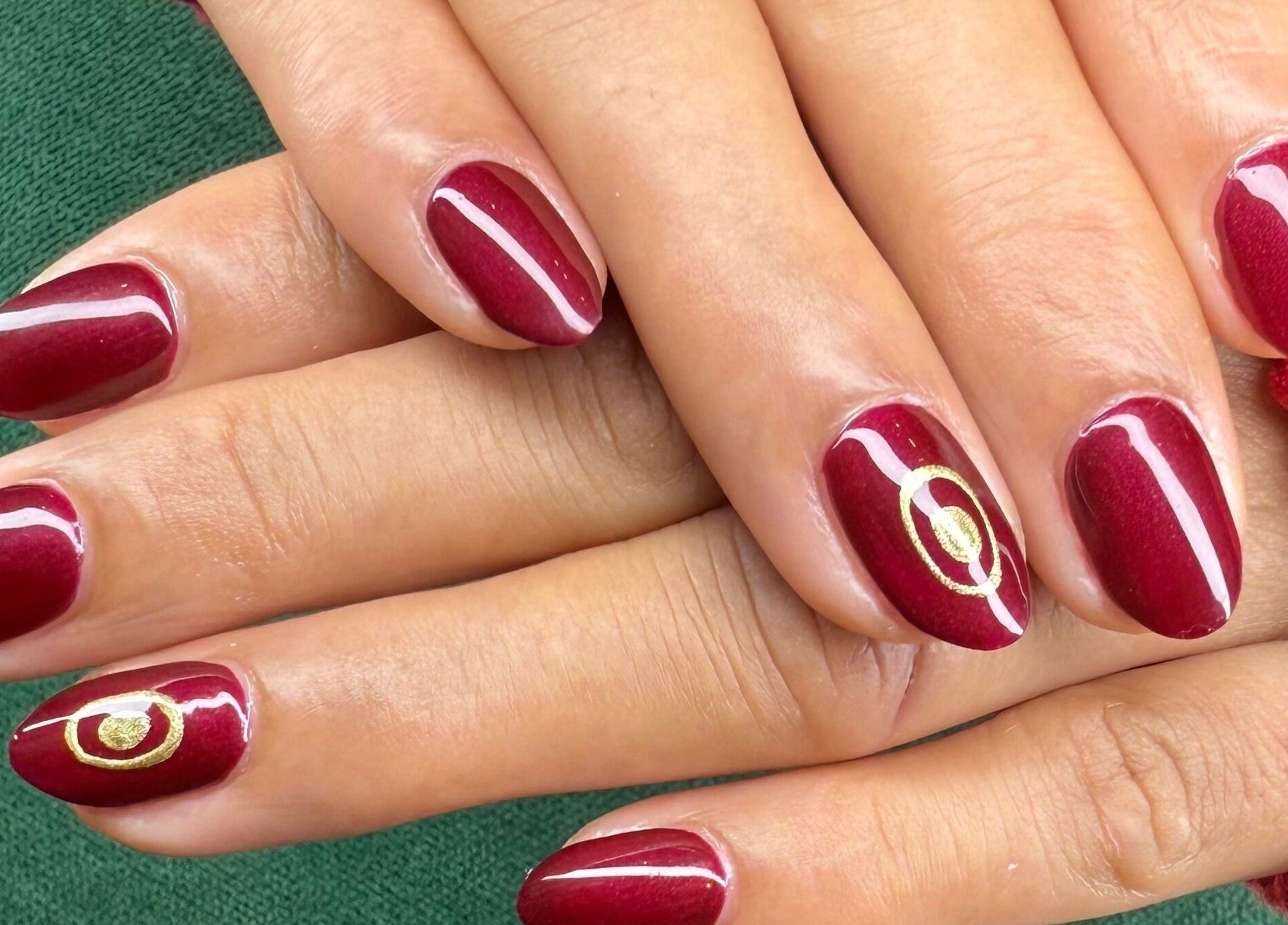 Elegante røde neglekunst på Lotus House Nail Spa i København K, Danmark, DK.