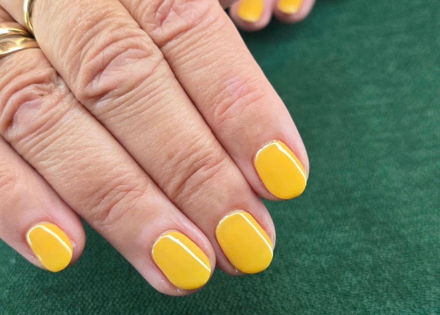 Gule negle på Lotus House Nail Spa, København K, Denmark, DK. Perfekt manicure med glansfuld finish.