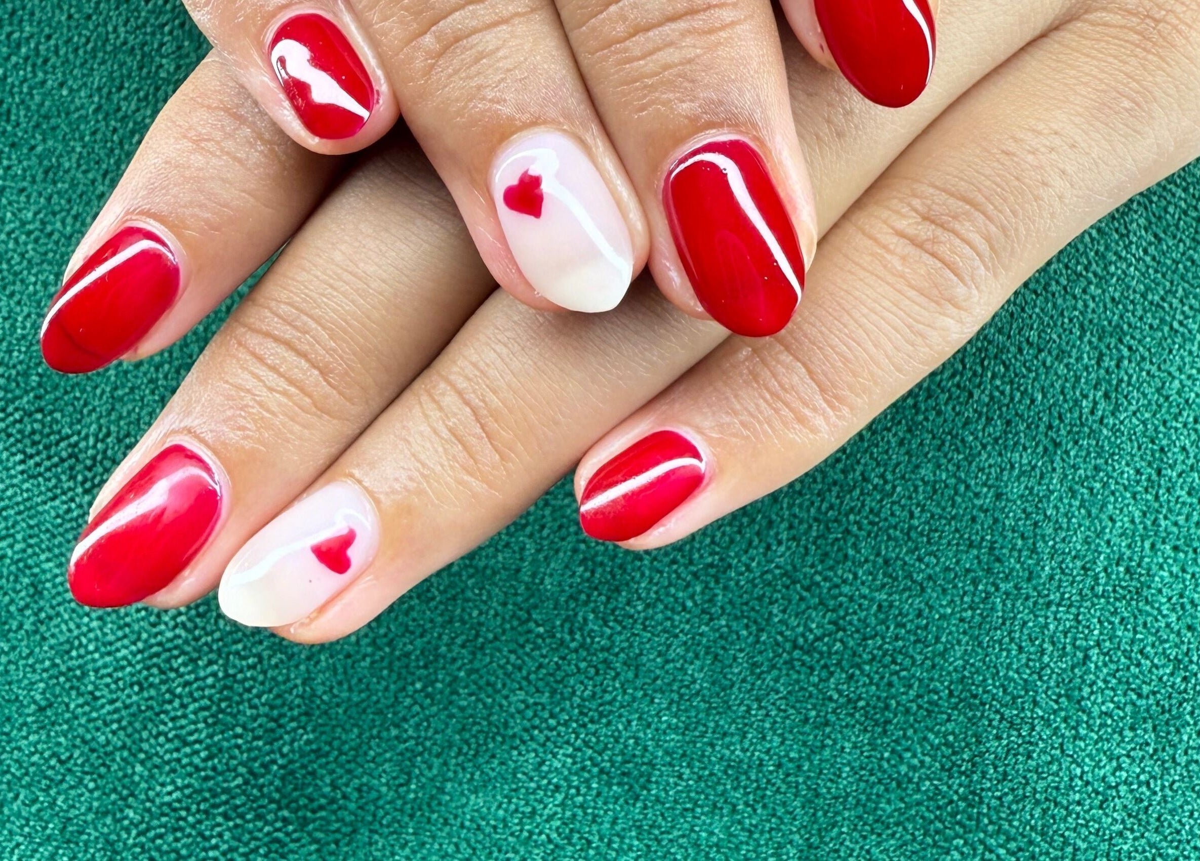 Negle med rød og hjerte design hos Lotus House Nail Spa, København K, Danmark, DK.