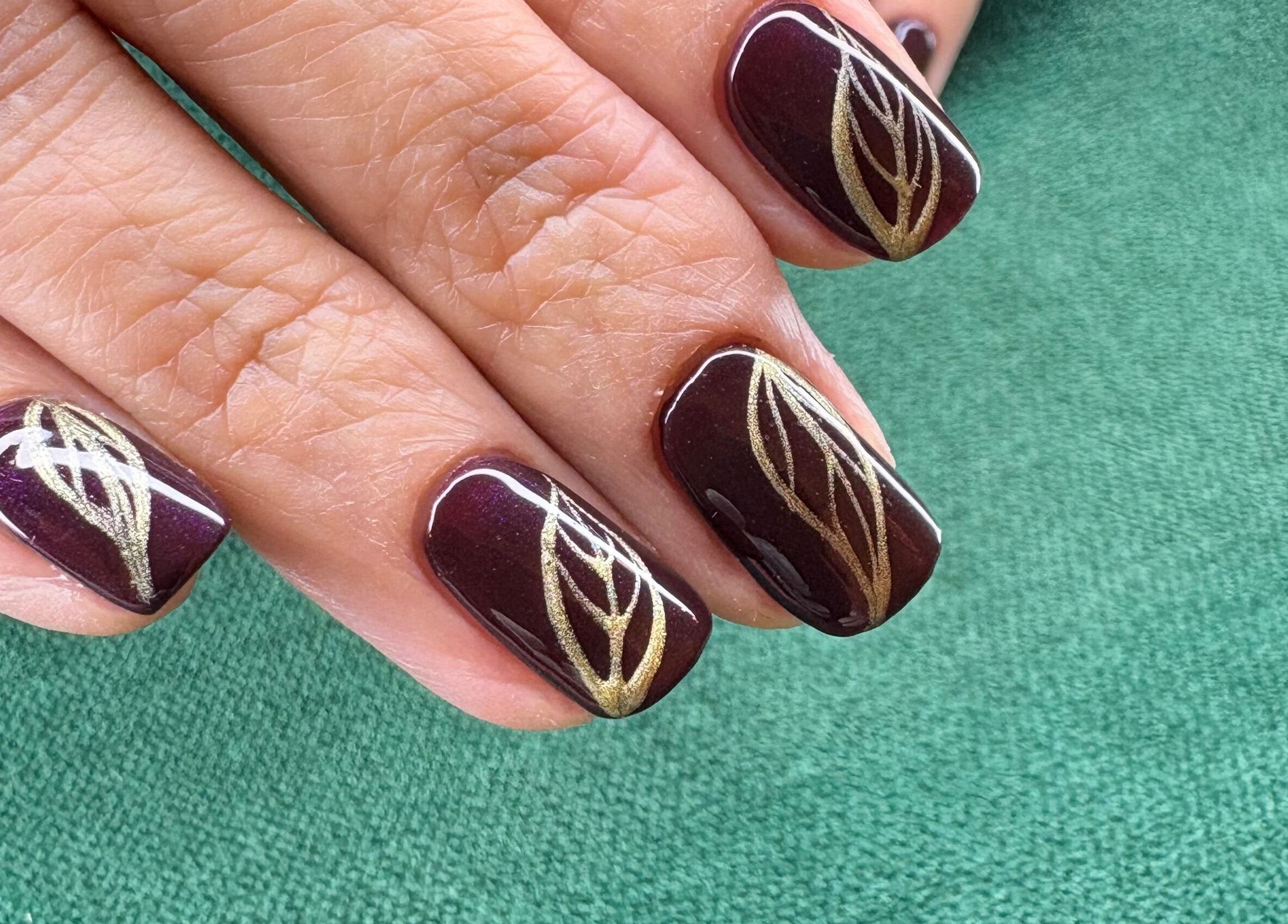 Nærbillede af smukke negle med bladmønster ved Lotus House Nail Spa i København K, Denmark, DK.