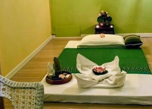 Sala massaggi rilassante a The Thaiwells, Vicenza, Veneto, IT con decorazioni naturali e ambiente sereno.