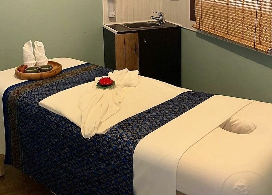 Stanza massaggi rilassante a The Thaiwells, Vicenza, Veneto, IT con tavolo decorato.