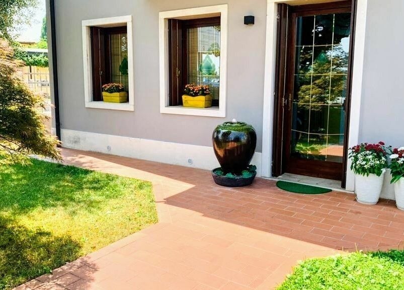 Ingresso elegante del giardino a The Thaiwells, Vicenza, Veneto, IT con piante e vasi decorativi.