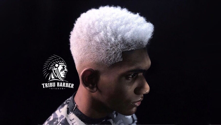 Corte moderno en Tribu Barber Studio, Cali, Valle del Cauca, CO, resaltando un peinado único y detallado.