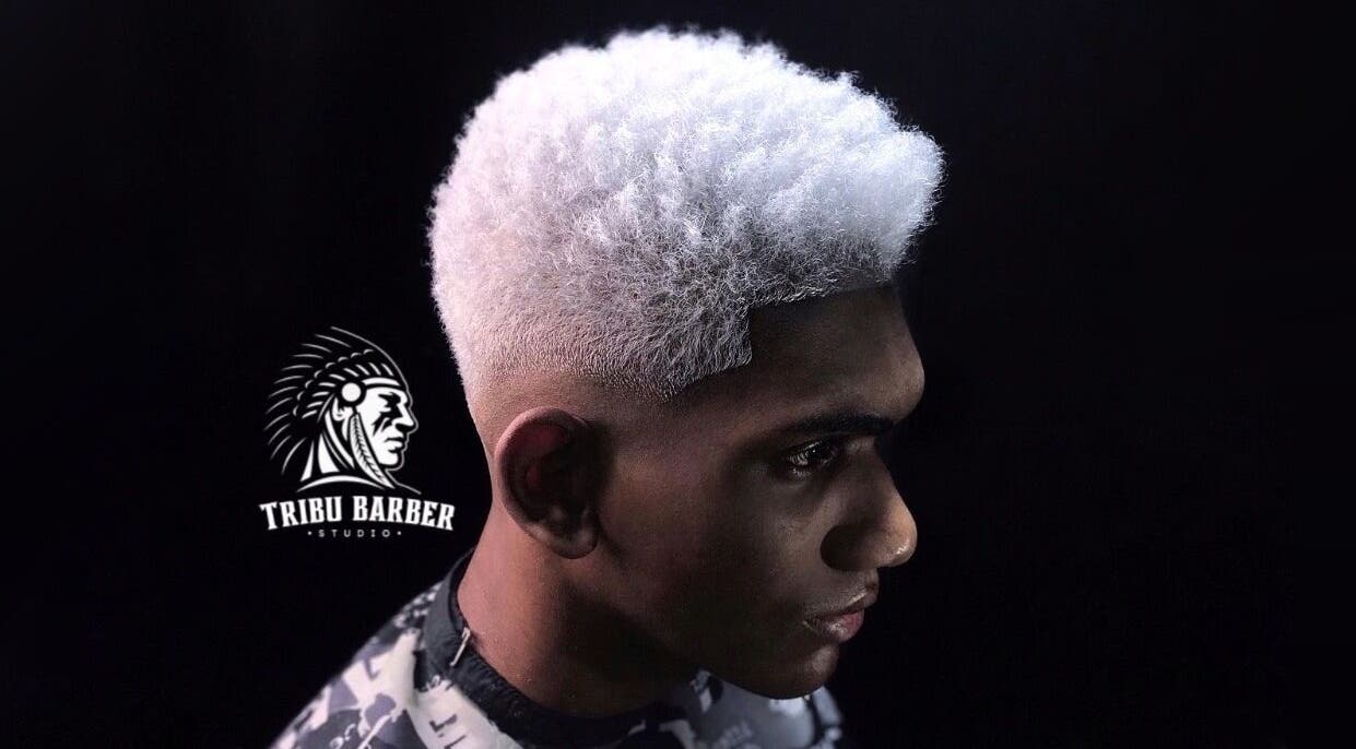 Corte moderno en Tribu Barber Studio, Cali, Valle del Cauca, CO, resaltando un peinado único y detallado.
