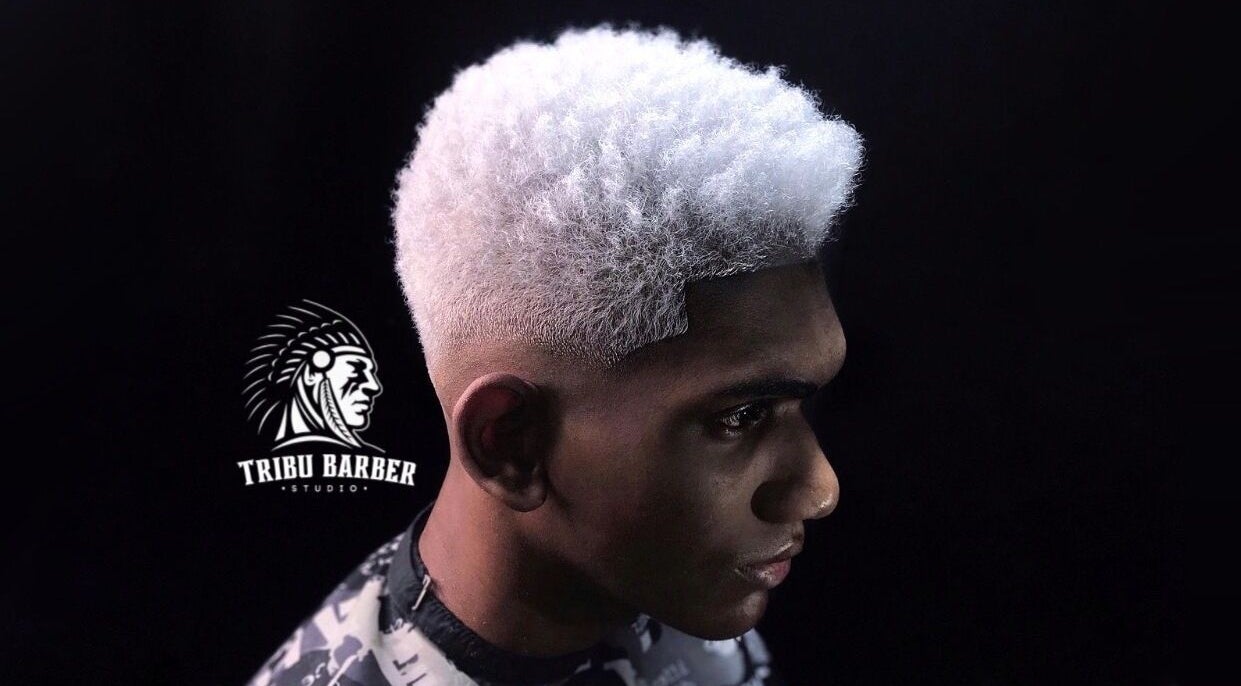 Corte moderno en Tribu Barber Studio, Cali, Valle del Cauca, CO, resaltando un peinado único y detallado.