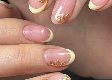 Manicura francesa con detalles dorados en Sofía Falconí, Loja, Loja, EC.