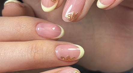 Manicura francesa con detalles dorados en Sofía Falconí, Loja, Loja, EC.