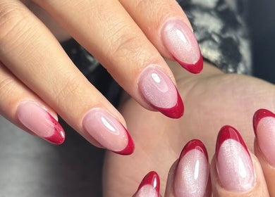 Manicura francesa roja en Sofía Falconí, Loja, Loja, EC, mostrando un acabado elegante y moderno.